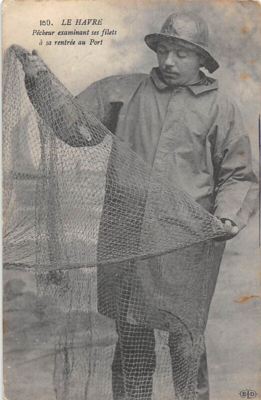 Carte postale ancienne Le Havre - Pecheur Examinant Ses Filets A Sa Rentree Au Port au Havre