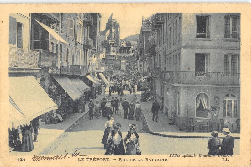 Carte postale ancienne Le Treport - Rue De La Batterie