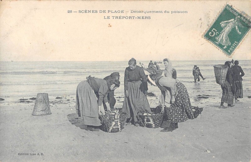 Carte postale ancienne Scenes De Plage - Debarquement Du Poisson - Le Treport Mers