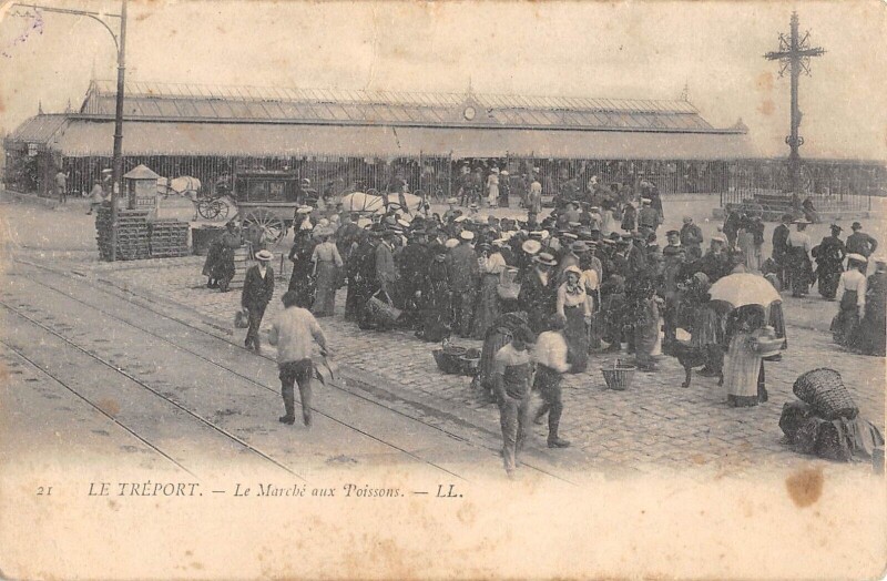 Carte postale ancienne Le Treport - Le Marche Aux Poissons