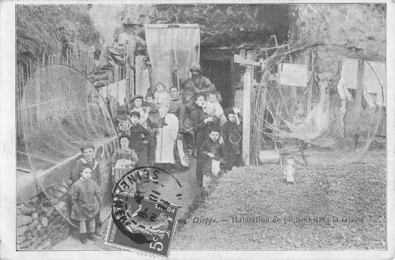 Carte postale ancienne Dieppe - Habitation De Pecheurs Dans La Falaise à Dieppe