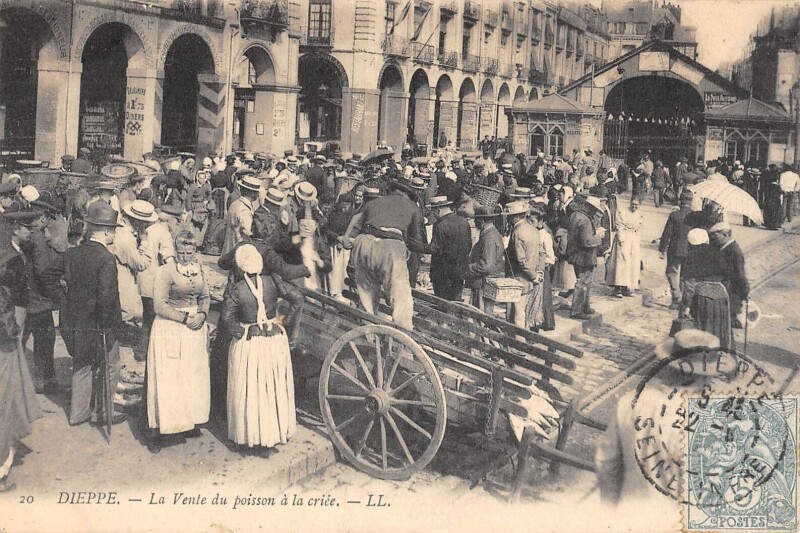 Carte postale ancienne Dieppe - La Vente Du Poisson A La Criee à Dieppe