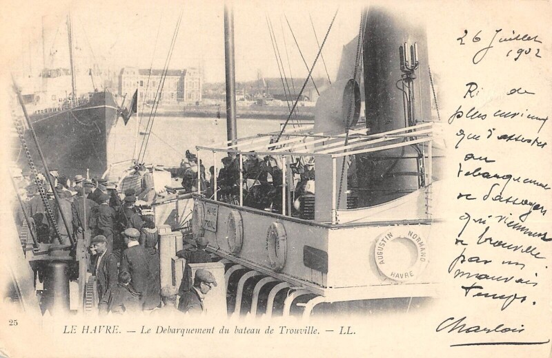 Carte postale ancienne Le Havre - Le Debarquement Du Bateau De Trouville au Havre
