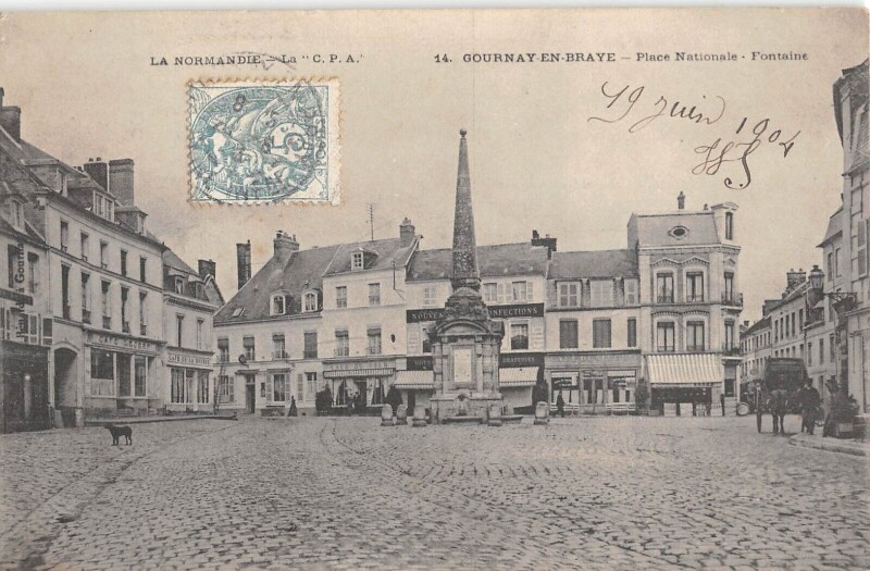 Carte postale ancienne Gournay En Braye - Place Nationale - Fontaine à Gournay-en-Bray
