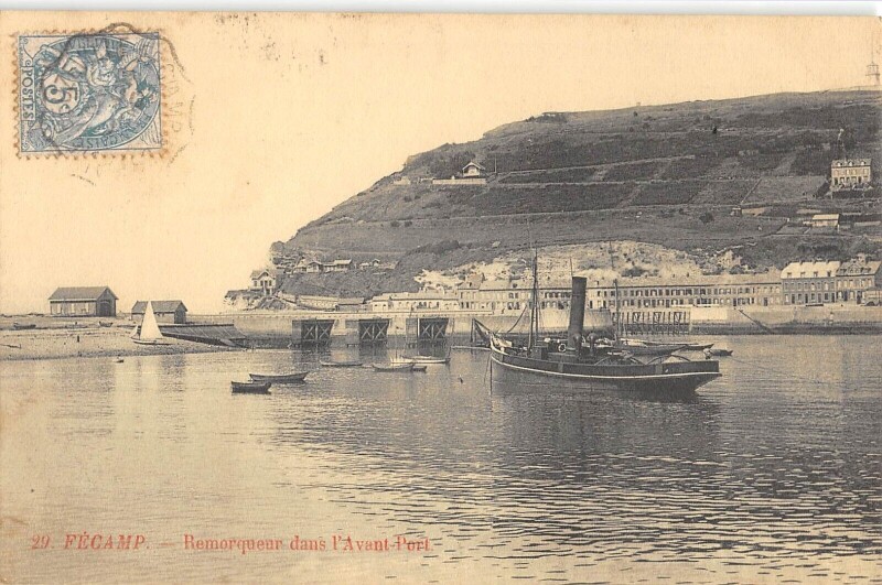 Carte postale ancienne Fecamp - Remorqueur Dans L'Avant Port
