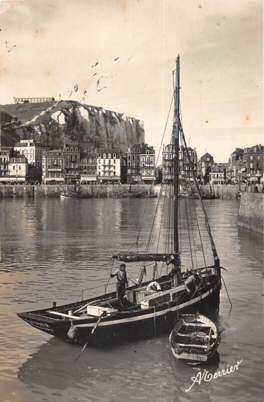 Carte postale ancienne Le Treport - Mers Les Bains - Le Port Et Les Falaises