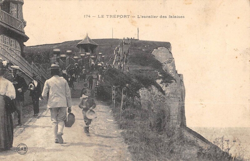 Carte postale ancienne Le Treport - L'Escalier Des Falaises