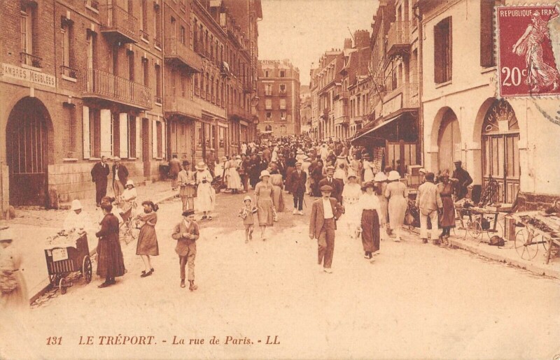 Carte postale ancienne Le Treport - La Rue De Paris