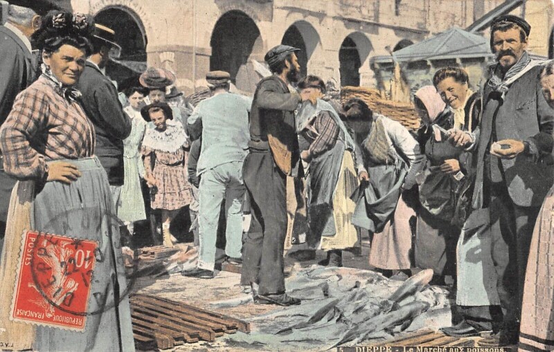Carte postale ancienne Dieppe - Le Marche Aux Poissons à Dieppe