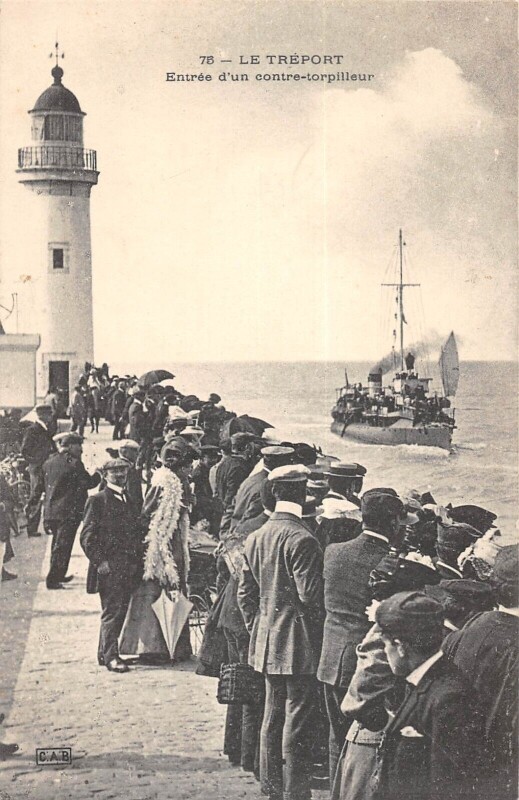 Carte postale ancienne Le Treport - Entree D'Un Contre Torpilleur