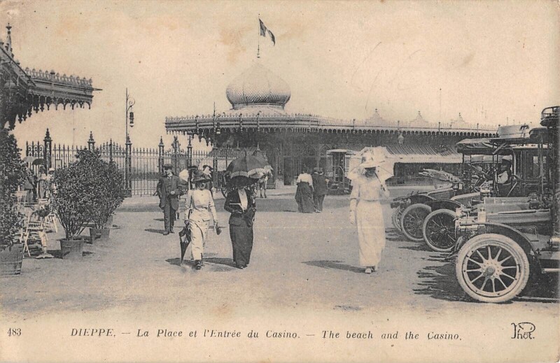 Carte postale ancienne Dieppe - La Place Et Entree Du Casino à Dieppe