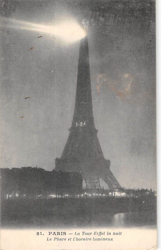 Carte postale ancienne Paris - La Tour Eiffel La Nuit - Le Phare Et L'Horaire Lumineux