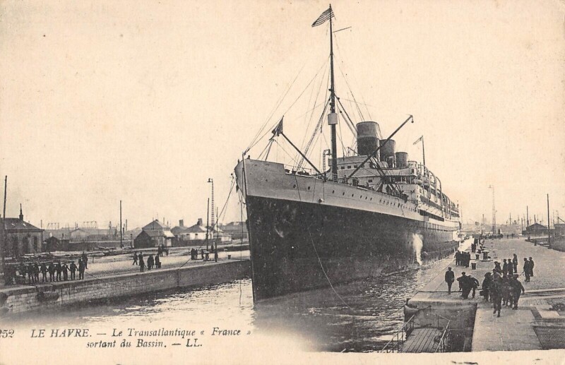 Carte postale ancienne Le Havre - Le Transatlantique France Sortant Du Bassin au Havre