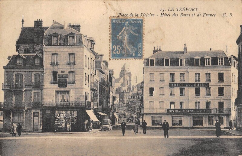 Carte postale ancienne Le Treport - Place De La Gare