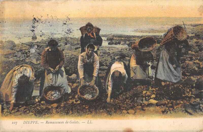 Carte postale ancienne Dieppe - Ramasseuses De Galets à Dieppe