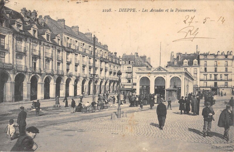 Carte postale ancienne Dieppe - Les Arcades Et La Poissonnerie à Dieppe