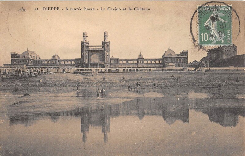 Carte postale ancienne Dieppe - A Maree Basse - Le Casino Et Le Chateau à Dieppe