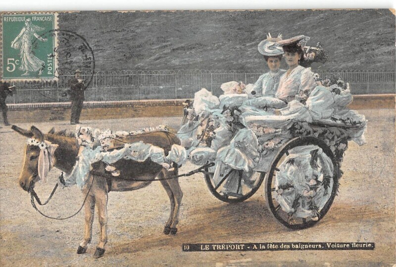Carte postale ancienne Le Treport - A La Fete Des Baigneurs - Voiture Fleurie