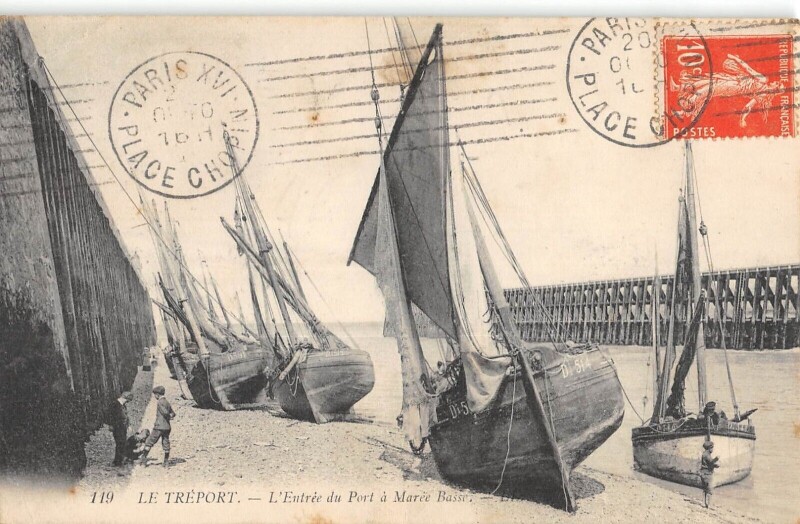Carte postale ancienne Le Treport - L'Entree Du Port A Maree Basse