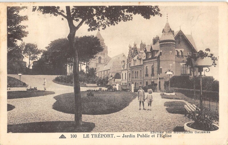 Carte postale ancienne Le Treport - Jardin Public Et Eglise