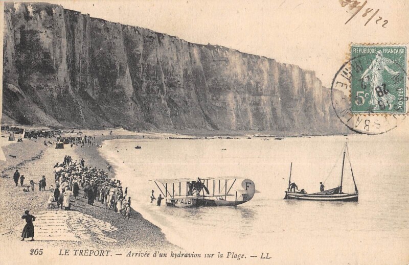 Carte postale ancienne Le Treport - Arrivee D'Un Hydravion Sur La Plage