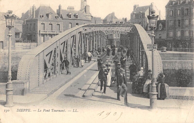 Carte postale ancienne Dieppe - Le Pont Tournant à Dieppe