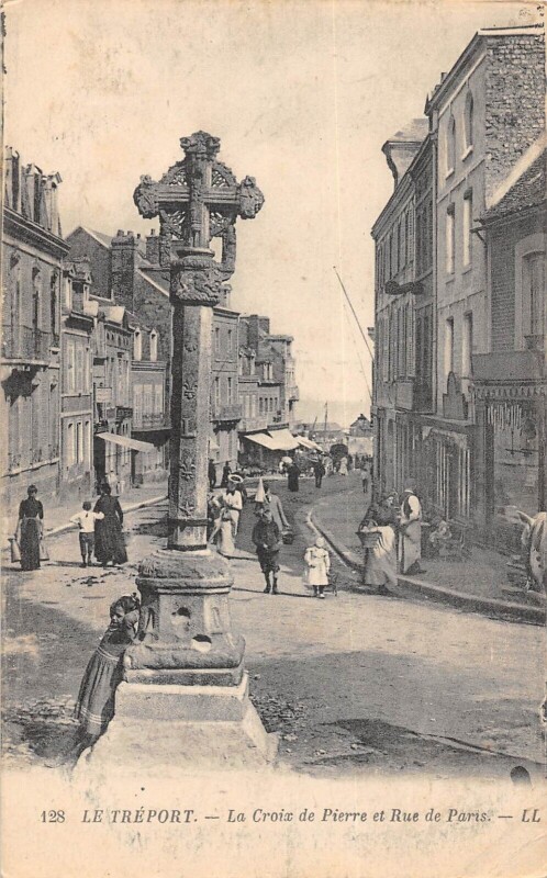 Carte postale ancienne Le Treport - La Croix De Pierre Et Rue De Paris