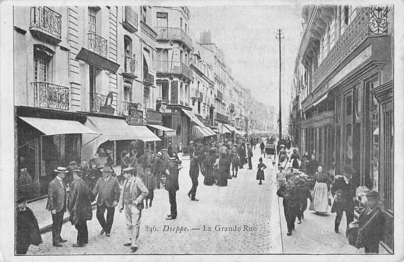 Carte postale ancienne Dieppe - La Grande Rue à Dieppe