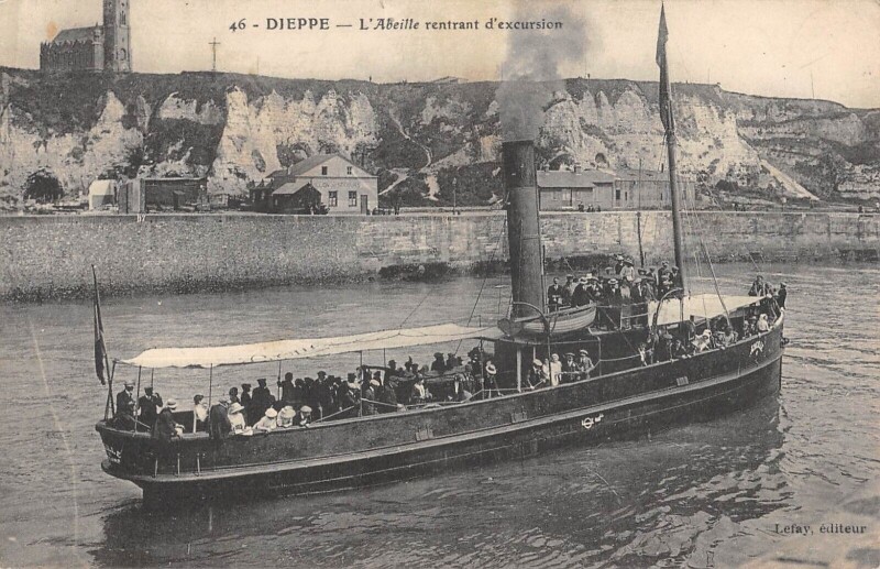 Carte postale ancienne Dieppe - L'Abeille Rentrant D'Excursion à Dieppe