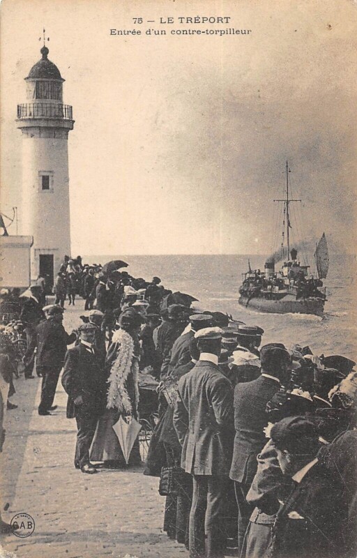 Carte postale ancienne Le Treport - Entree D'Un Contre Torpilleur