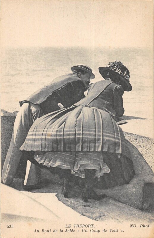 Carte postale ancienne Le Treport - Au Bout De La Jetee - Un Coup De Vent