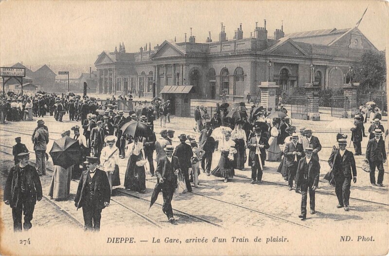Carte postale ancienne Dieppe - La Gare - Arrivee D'Un Train De Plaisir à Dieppe