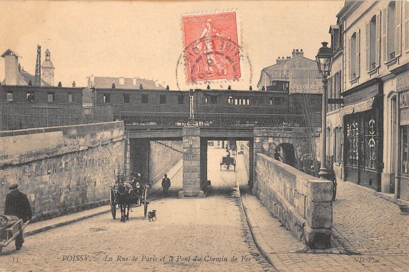 Carte postale ancienne Poissy - La Rue De Paris Et Le Pont Du Chemin De Fer à Poissy