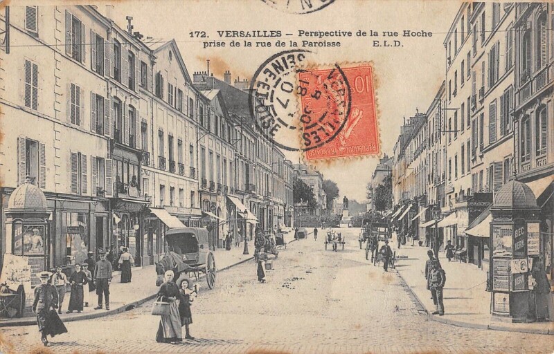 Carte postale ancienne Versailles - Perspective De La Rue Hoche Prise De La Rue De La Paroisse à Versailles