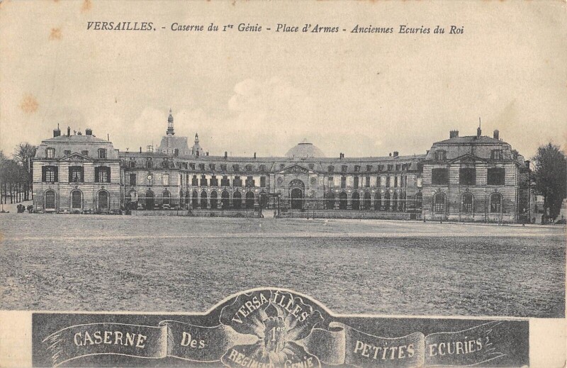 Carte postale ancienne Versailles - Caserne Du 1er Genie - Place D'Armes - Anciennes Ecuries Du à Versailles