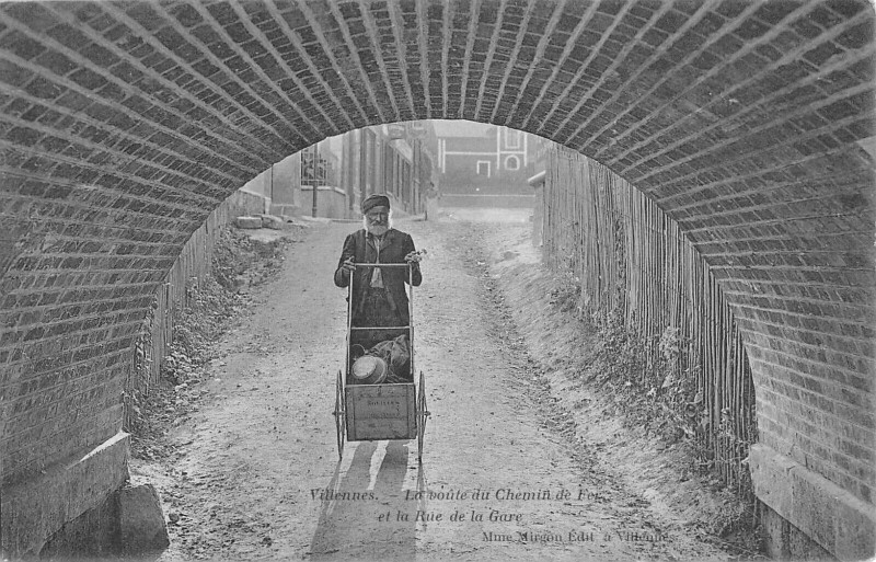 Carte postale ancienne Villennes - La Voute Du Chemin De Fer Et La Rue De La Gare