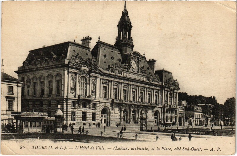 Carte postale ancienne Tours Hotel de Ville et la Place à Tours
