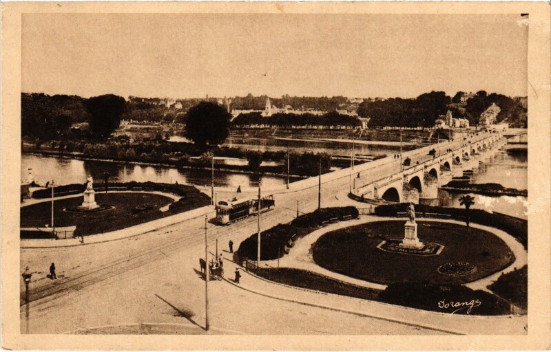 Carte postale ancienne Tours Squares Rabelais et Descartes à Descartes