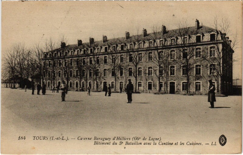 Carte postale ancienne Tours Caserne Baraguey d'Hilliers à Tours