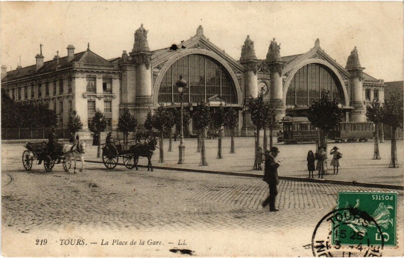 Carte postale ancienne Tours Place de la Gare à Tours