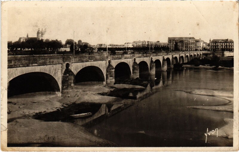 Carte postale ancienne Tours Pont sur la Loire à Tours