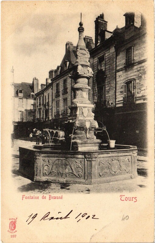 Carte postale ancienne Tours Fontaine de Beaune à Tours