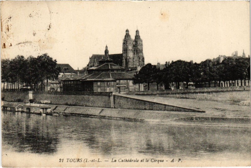 Carte postale ancienne Tours Cathedrale et le Cirque à Tours