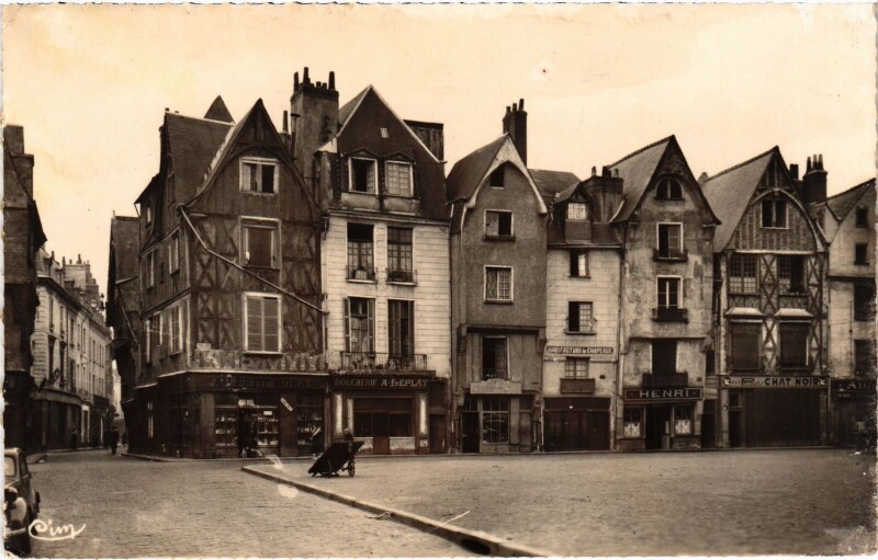 Carte postale ancienne Tours vieilles maisons, Place Plumeran à Tours