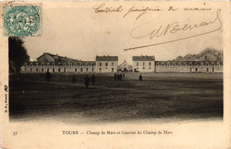 Carte postale ancienne Tours Champ de Mars et Caserne du Champ de Mars à Tours