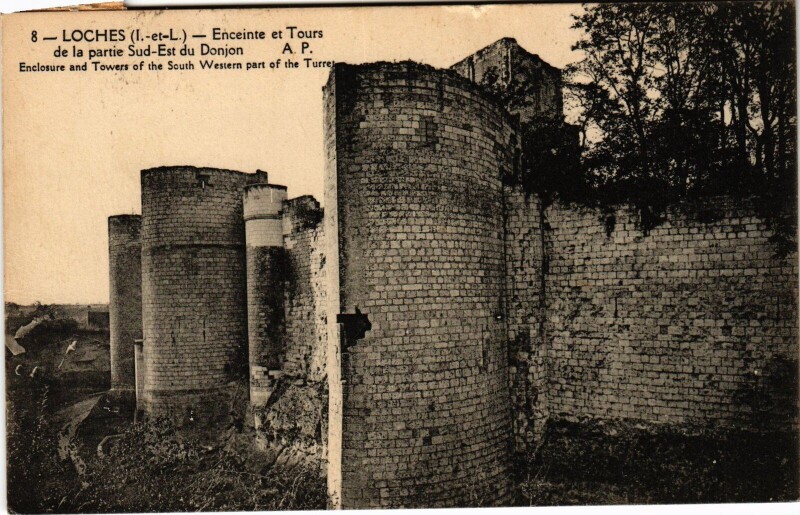 Carte postale ancienne Loches Enceinte et Tours de la partie Sud-Est du Donjon à Loches