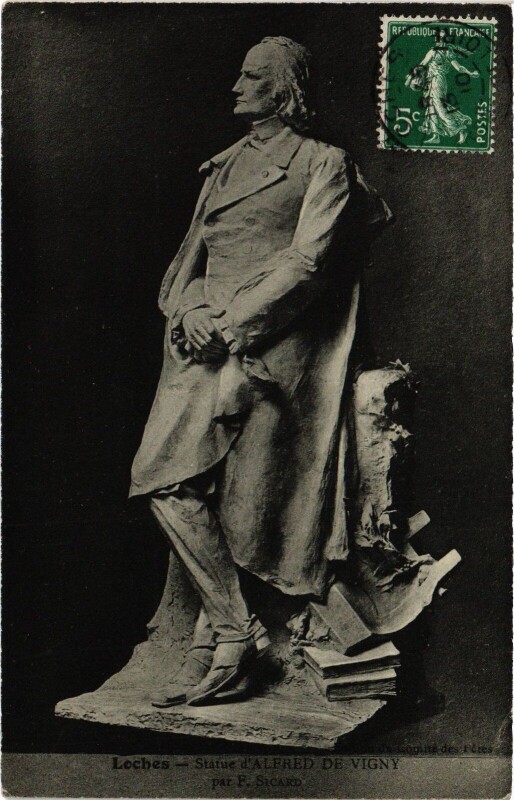 Carte postale ancienne Loches Statue d'Alfred de Vigny à Loches