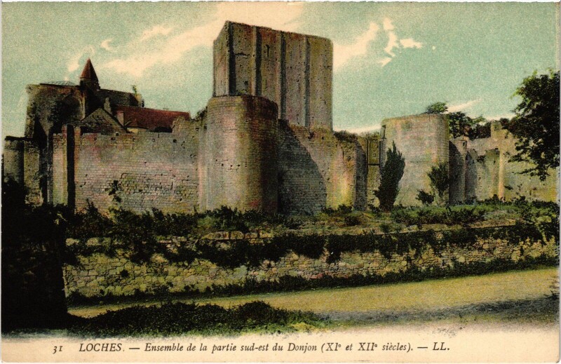 Carte postale ancienne Loches Ensemble de la partie sud-est du Donjon à Loches