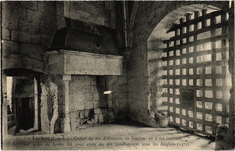 Carte postale ancienne Loches Cachot du duc d'Alencon à Loches