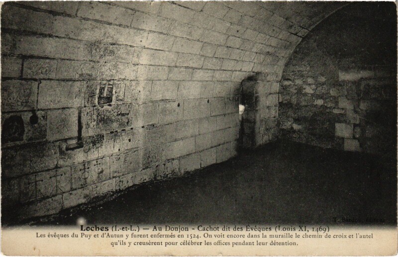 Carte postale ancienne Loches Au Donjon Cachot dit des Eveques à Loches